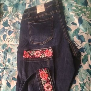 Embroidered Cropped Jeans